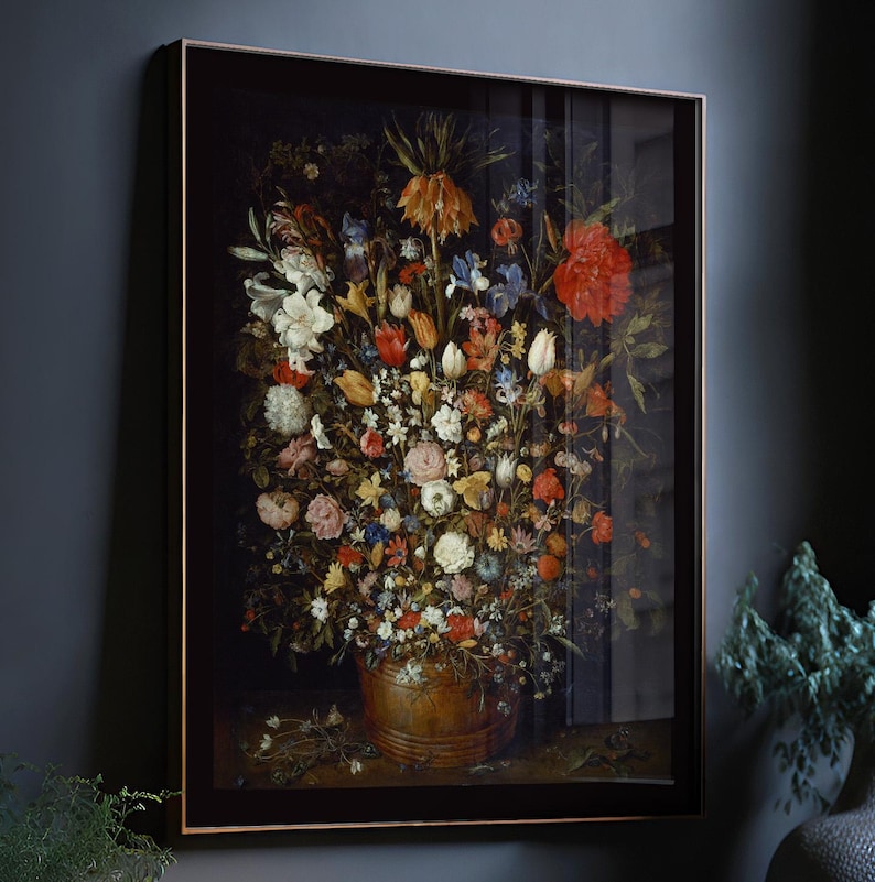 Peut inclure: Une peinture &agrave; l'huile encadr&eacute;e repr&eacute;sentant une nature morte avec un grand bouquet de fleurs color&eacute;es dans un vase en cuivre. Les fleurs comprennent des fleurs rouges, roses, blanches, jaunes et bleues. L'arri&egrave;re-plan est d'une couleur sombre, presque noire.