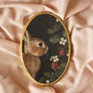 Vintage kaninkonst, mörk kanin oljemålning tryck, mörk cottagecore, kanintryck, häxdekor, oval målning, trädekor, skogsdekor bild 6