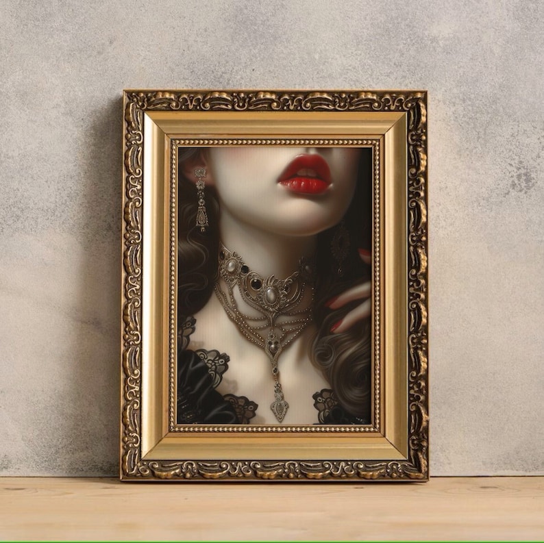 Puede incluir: Un retrato enmarcado de una mujer con cabello oscuro y labios rojos. Lleva un vestido de encaje negro y un collar de oro con un gran colgante adornado.