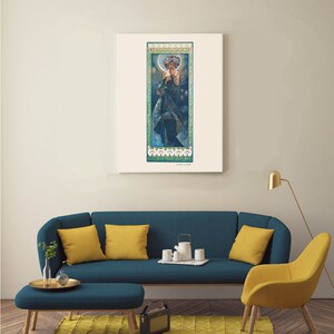 Puede incluir: Una impresi&oacute;n art&iacute;stica enmarcada de una mujer con un vestido azul y una luna creciente sobre su cabeza. La impresi&oacute;n est&aacute; rodeada por un borde decorativo con flores y hojas. El texto "L'HEURE AVANT" est&aacute; en la parte superior de la impresi&oacute;n y "FOURNIER-LUBAC" en la parte inferior.