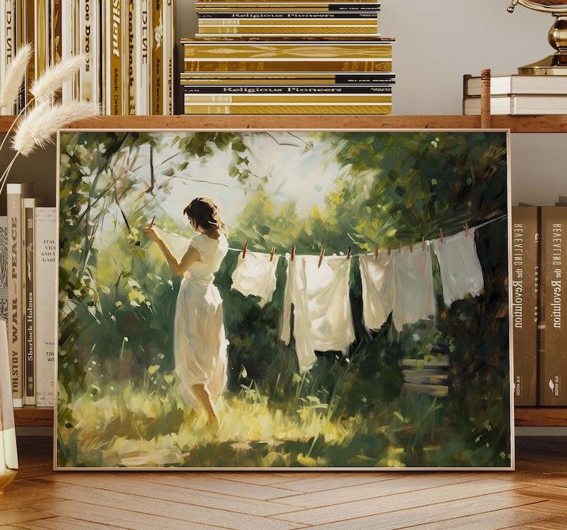 Puede incluir: Una pintura de una mujer colgando la ropa en un tendedero en un exuberante bosque verde. La mujer lleva un vestido blanco y est&aacute; de pie frente a una l&iacute;nea de ropa blanca colgada en un tendedero. El sol brilla a trav&eacute;s de los &aacute;rboles, creando una atm&oacute;sfera c&aacute;lida y acogedora.