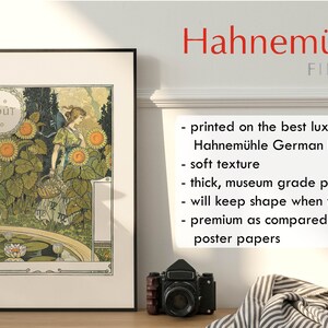 Puede incluir: Una impresi&oacute;n enmarcada de una ilustraci&oacute;n vintage que representa a una mujer en un campo de girasoles. La impresi&oacute;n se titula "Ao&ucirc;t" y est&aacute; impresa en papel Hahnem&uuml;hle German Etching. El texto debajo de la imagen describe la calidad y las caracter&iacute;sticas del papel.