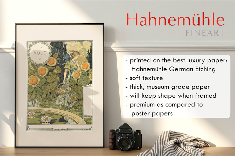 Puede incluir: Una impresi&oacute;n enmarcada de una ilustraci&oacute;n vintage que representa a una mujer en un campo de girasoles. La impresi&oacute;n se titula "Ao&ucirc;t" y est&aacute; impresa en papel Hahnem&uuml;hle German Etching. El texto debajo de la imagen describe la calidad y las caracter&iacute;sticas del papel.
