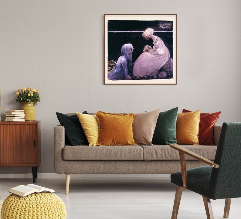 Peut inclure: Une estampe encadr&eacute;e d'une peinture repr&eacute;sentant deux femmes dans un d&eacute;cor sombre. La femme de droite porte une robe blanche et un chapeau, tandis que la femme de gauche porte une longue robe fluide. La peinture est sur fond d'eau et de ciel sombre.