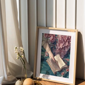 Afdruk vrouw lezend: rococo-boekkunst (blauwgroen en roze, boekenwurmcadeau) afbeelding 2