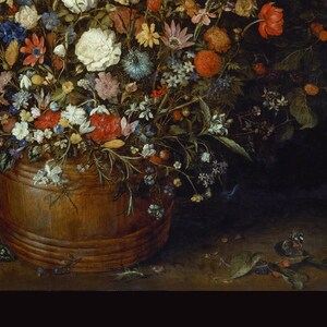 Peut inclure: Un seau en bois d&eacute;bordant d'une vari&eacute;t&eacute; de fleurs color&eacute;es, dont des roses blanches, des &oelig;illets rouges et des myosotis bleus. Les fleurs sont dispos&eacute;es de mani&egrave;re naturelle et en cascade, certaines d&eacute;bordant du bord du seau. L'arri&egrave;re-plan est une zone sombre et ombrag&eacute;e, ce qui permet de mettre en valeur les couleurs vives des fleurs.
