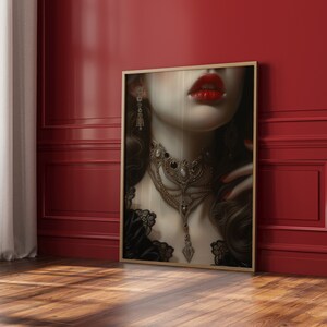 Puede incluir: Primer plano de la cara de una mujer con l&aacute;piz labial rojo, que lleva un collar dorado y negro con un colgante de calavera. El fondo es una pared roja.
