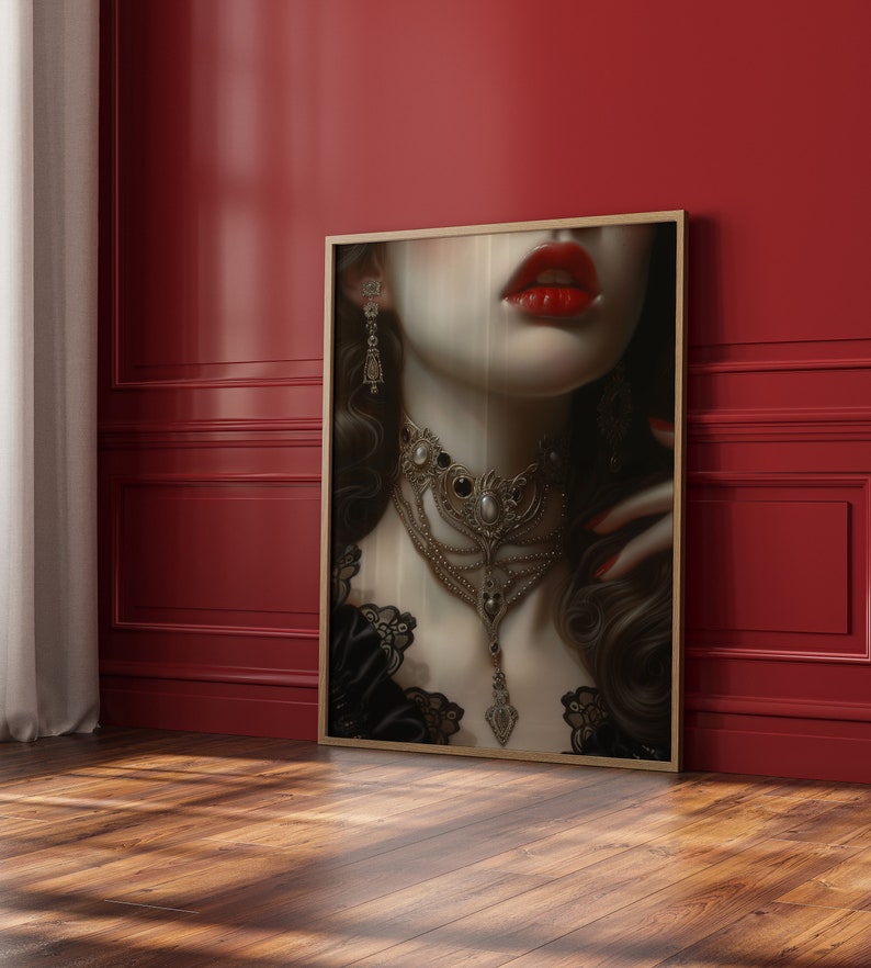 Puede incluir: Primer plano de la cara de una mujer con l&aacute;piz labial rojo, que lleva un collar dorado y negro con un colgante de calavera. El fondo es una pared roja.