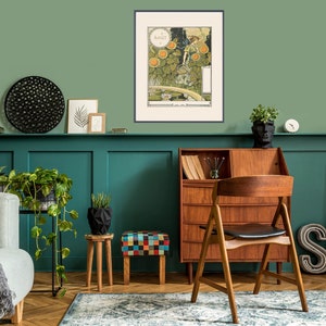 Puede incluir: Una impresi&oacute;n de arte vintage que presenta a una mujer de pie en un campo de girasoles. La impresi&oacute;n est&aacute; enmarcada en un marco negro y tiene un passe-partout blanco. El t&iacute;tulo de la impresi&oacute;n es "Aout" y se muestra en una pared verde en un entorno de oficina en casa.