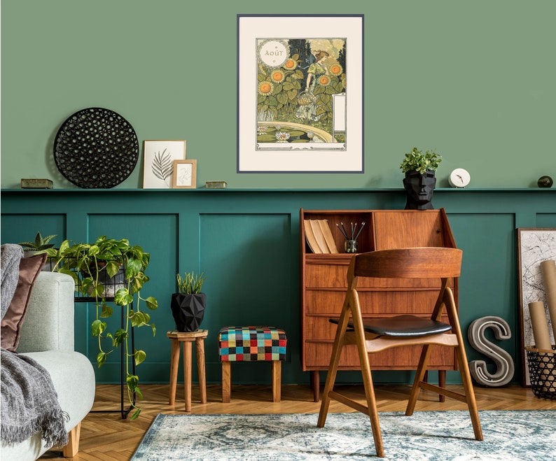 Puede incluir: Una impresi&oacute;n de arte vintage que presenta a una mujer de pie en un campo de girasoles. La impresi&oacute;n est&aacute; enmarcada en un marco negro y tiene un passe-partout blanco. El t&iacute;tulo de la impresi&oacute;n es "Aout" y se muestra en una pared verde en un entorno de oficina en casa.