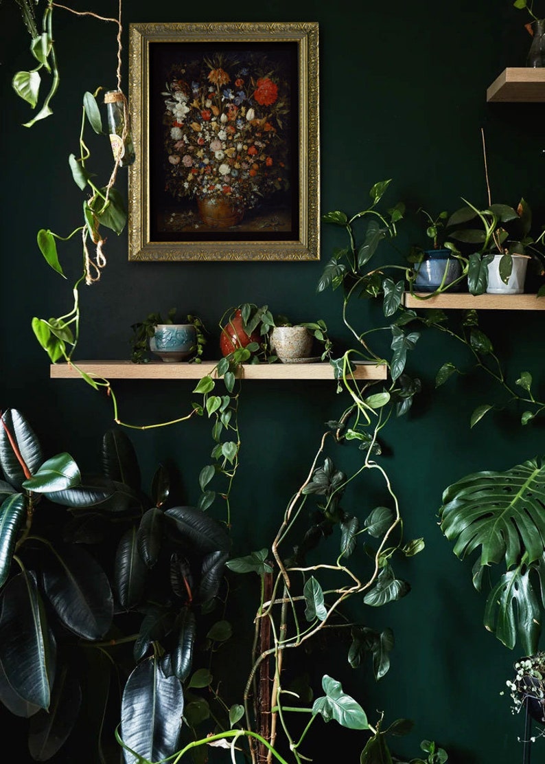 Peut inclure: Un mur vert fonc&eacute; avec un tableau encadr&eacute; repr&eacute;sentant un bouquet de fleurs dans un vase. Il y a plusieurs &eacute;tag&egrave;res avec des plantes en pot et des pots en c&eacute;ramique.