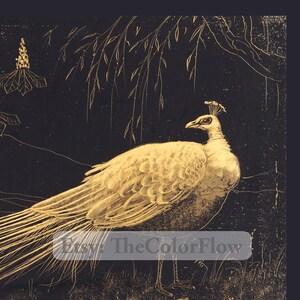Puede incluir: Un pavo real blanco con detalles dorados se encuentra sobre un fondo negro con follaje dorado. Las plumas de la cola del pavo real est&aacute;n extendidas detr&aacute;s de &eacute;l.