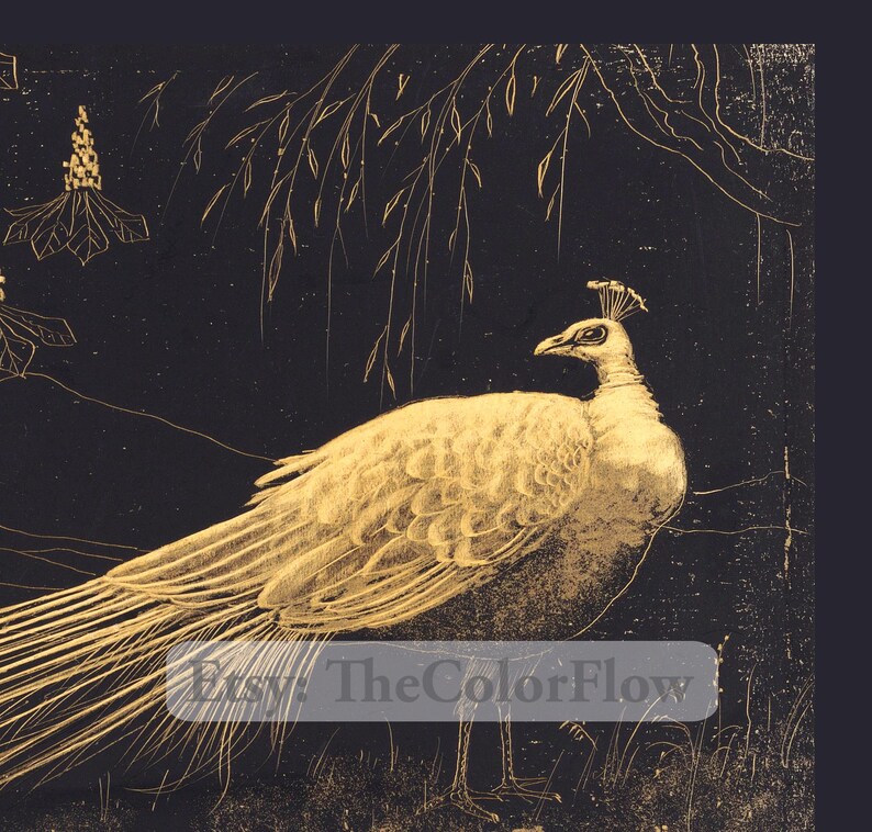 Puede incluir: Un pavo real blanco con detalles dorados se encuentra sobre un fondo negro con follaje dorado. Las plumas de la cola del pavo real est&aacute;n extendidas detr&aacute;s de &eacute;l.