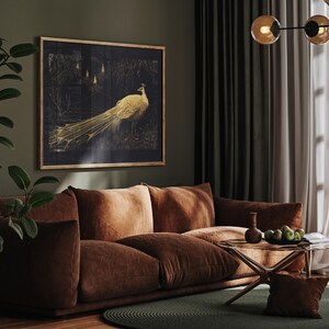 Puede incluir: Un sof&aacute; de terciopelo marr&oacute;n con una obra de arte enmarcada con una impresi&oacute;n de pavo real dorado colgada encima. El sof&aacute; est&aacute; en una sala de estar con una mesa de caf&eacute; de vidrio y una alfombra verde.