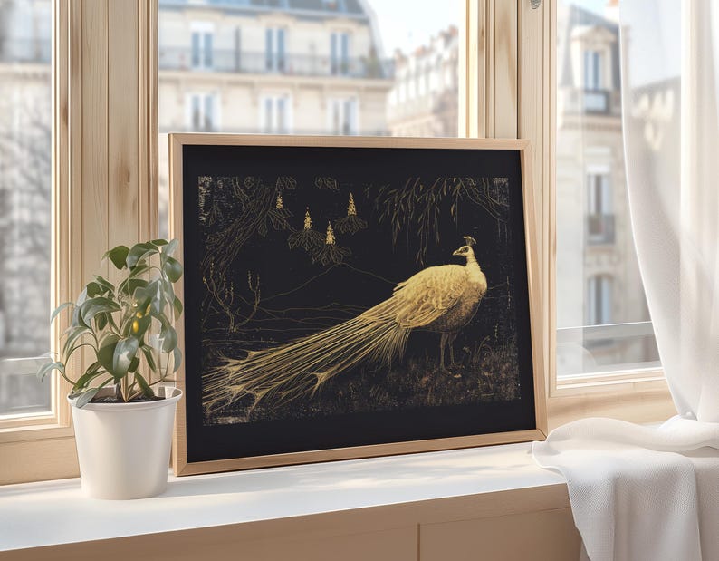 Puede incluir: Una impresi&oacute;n enmarcada de un pavo real dorado con sus plumas de cola extendidas. El pavo real est&aacute; de pie en un entorno de bosque oscuro con algunos &aacute;rboles en el fondo. La impresi&oacute;n est&aacute; enmarcada en un marco de madera claro.