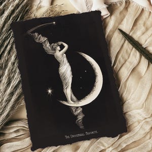 Puede incluir: Una ilustraci&oacute;n en blanco y negro de una mujer de pie sobre una luna creciente con estrellas en el fondo. El texto "The Universal Favorite." est&aacute; en la parte inferior de la imagen.