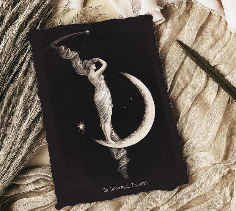 Puede incluir: Una ilustraci&oacute;n en blanco y negro de una mujer de pie sobre una luna creciente con estrellas en el fondo. El texto "The Universal Favorite." est&aacute; en la parte inferior de la imagen.