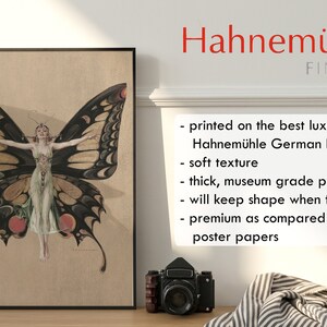 Pode incluir: Uma impress&atilde;o emoldurada de uma mulher com asas de borboleta. A impress&atilde;o est&aacute; em papel Hahnem&uuml;hle German Etching, um papel de qualidade de museu de alta qualidade. O texto na imagem diz "Hahnem&uuml;hle FINEART".