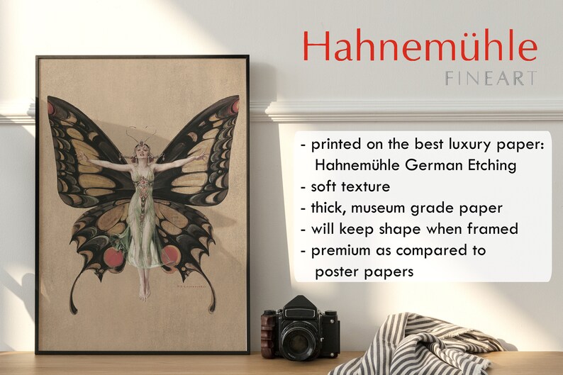 Pode incluir: Uma impress&atilde;o emoldurada de uma mulher com asas de borboleta. A impress&atilde;o est&aacute; em papel Hahnem&uuml;hle German Etching, um papel de qualidade de museu de alta qualidade. O texto na imagem diz "Hahnem&uuml;hle FINEART".