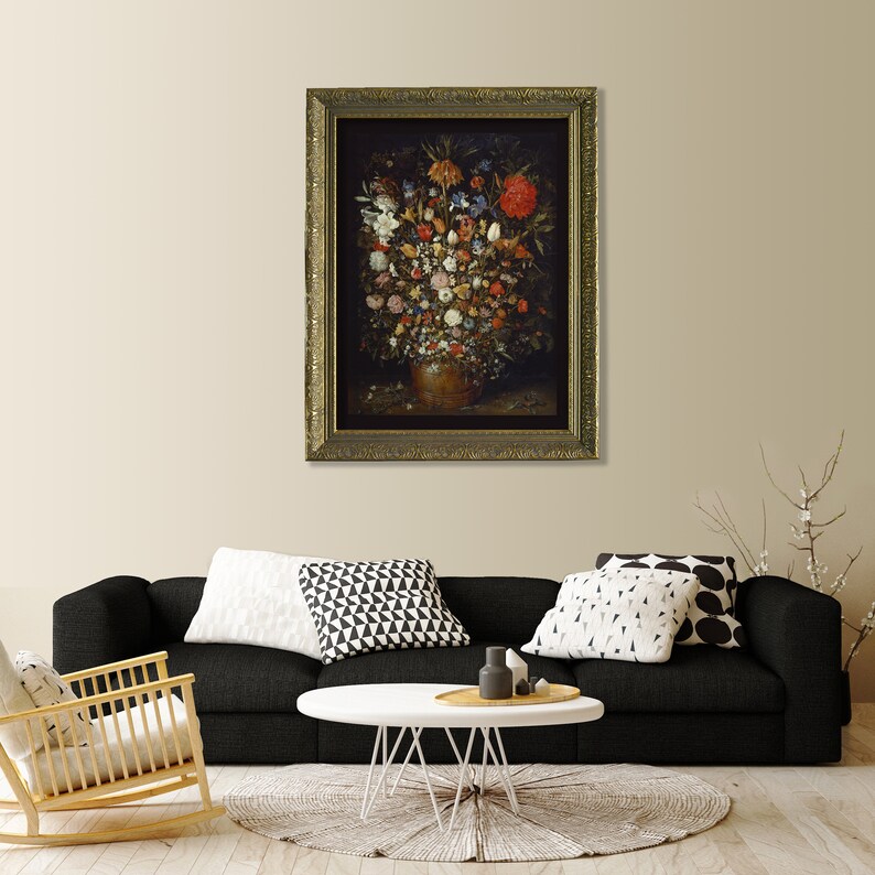 Peut inclure: Une peinture &agrave; l'huile encadr&eacute;e repr&eacute;sentant une nature morte avec un vase rempli de fleurs color&eacute;es. Le vase est brun et repose sur un fond sombre.