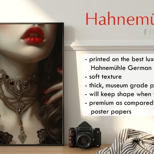 Puede incluir: Una impresi&oacute;n enmarcada de una mujer con labios rojos y un collar de oro. La impresi&oacute;n est&aacute; en papel Hahnem&uuml;hle German Etching, un papel de alta calidad con una textura suave. El texto "Hahnem&uuml;hle FINEART" es visible en la esquina superior derecha de la imagen.