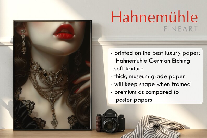 Puede incluir: Una impresi&oacute;n enmarcada de una mujer con labios rojos y un collar de oro. La impresi&oacute;n est&aacute; en papel Hahnem&uuml;hle German Etching, un papel de alta calidad con una textura suave. El texto "Hahnem&uuml;hle FINEART" es visible en la esquina superior derecha de la imagen.