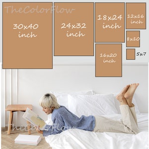 Op de afbeelding: Een vrouw ligt op een bed en leest een boek. De afbeelding toont verschillende formaten lijsten in inches, waaronder 30x40, 24x32, 18x24, 16x20, 12x16, 8x10 en 5x7.