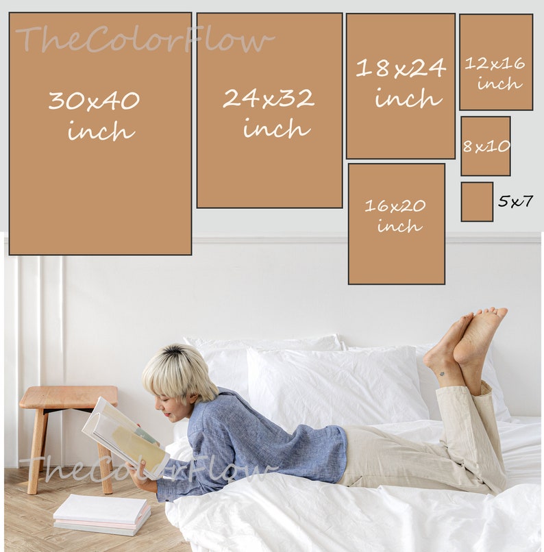 Op de afbeelding: Een vrouw ligt op een bed en leest een boek. De afbeelding toont verschillende formaten lijsten in inches, waaronder 30x40, 24x32, 18x24, 16x20, 12x16, 8x10 en 5x7.