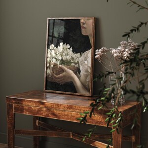 Impresión de niña con flores, retrato de mujer, impresión cottagecore oscura, retrato de ensueño, póster de arte alternativo, impresión romántica de flor de guisante de olor imagen 3