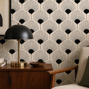 Pode incluir: Papel de parede com um padrão repetitivo de motivos pretos em forma de leque com linhas finas radiantes sobre um fundo creme. O design inclui centros circulares pretos sólidos na base de cada forma de leque, criando um efeito visual estruturado, geométrico e de alto contraste na superfície da parede.