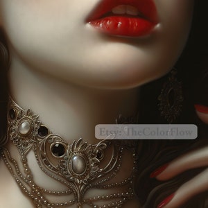 Puede incluir: Primer plano del cuello de una mujer adornado con un collar de choker de plata y perlas. El collar presenta intrincados dise&ntilde;os florales y un gran colgante de perla. Los labios de la mujer est&aacute;n pintados de rojo brillante.