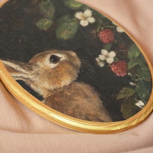 Vintage kaninkonst, mörk kanin oljemålning tryck, mörk cottagecore, kanintryck, häxdekor, oval målning, trädekor, skogsdekor bild 3