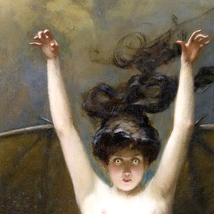 Op de afbeelding: Een schilderij van een vrouw met donker haar en vleugels, haar armen in de lucht geheven. Ze heeft een verraste uitdrukking op haar gezicht en haar ogen staan wijd open. De achtergrond is een donkere, stormachtige lucht.