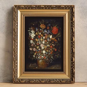 Peut inclure: Une impression encadr&eacute;e d'une nature morte repr&eacute;sentant un vase d&eacute;bordant d'une vari&eacute;t&eacute; de fleurs color&eacute;es. Le vase est brun et l'arri&egrave;re-plan est noir.
