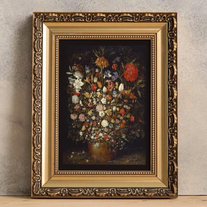 Peut inclure: Une impression encadr&eacute;e d'une nature morte repr&eacute;sentant un vase d&eacute;bordant d'une vari&eacute;t&eacute; de fleurs color&eacute;es. Le vase est brun et l'arri&egrave;re-plan est noir.