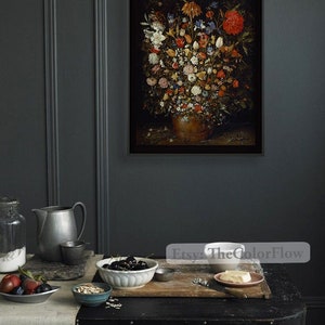 Peut inclure: Une impression encadr&eacute;e d'une nature morte repr&eacute;sentant un vase rempli de fleurs color&eacute;es. Le vase est brun et les fleurs sont dispos&eacute;es de mani&egrave;re sym&eacute;trique. L'arri&egrave;re-plan est sombre et le tableau est encadr&eacute; de noir.