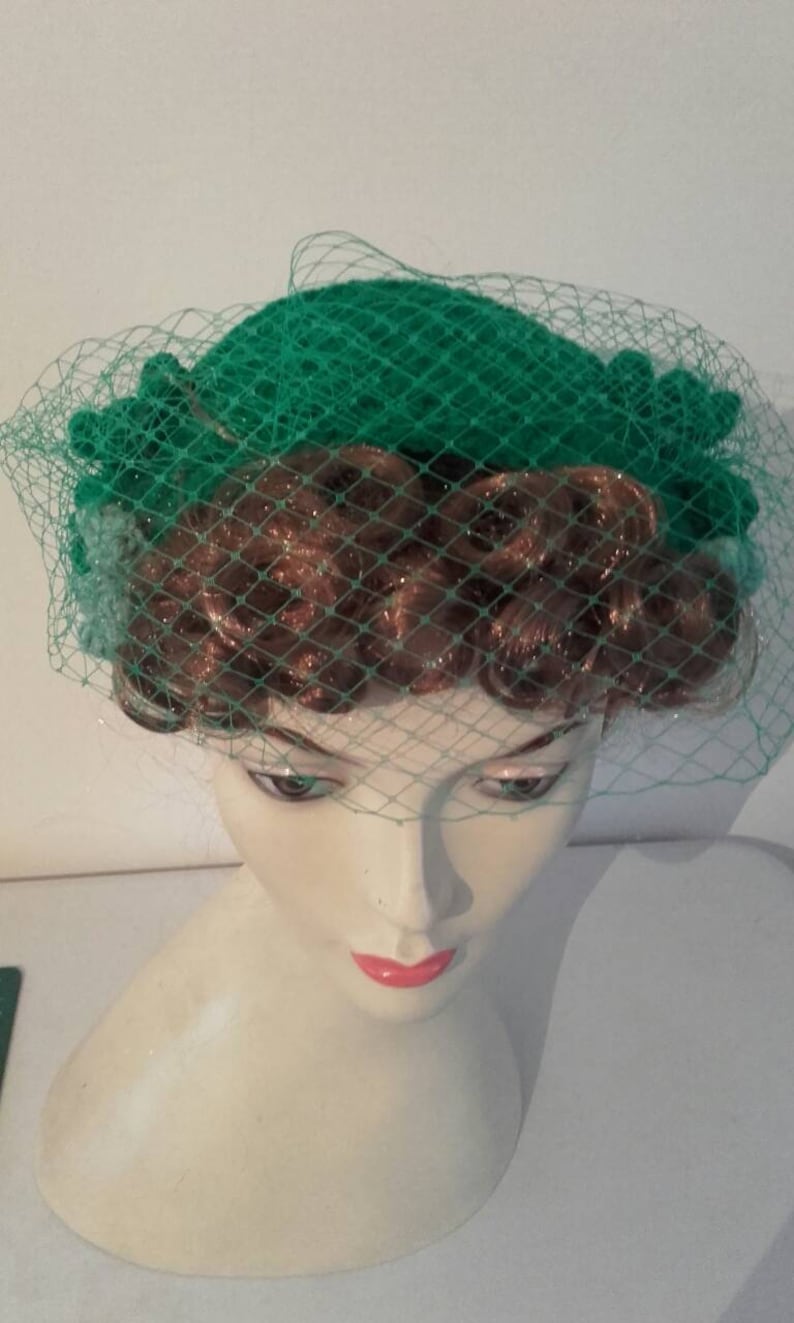 fascinator, 1940s hat, 1950s hat, half hat,emerald green hat, wedding hat,mother of bride, birdcage, crochet image 3