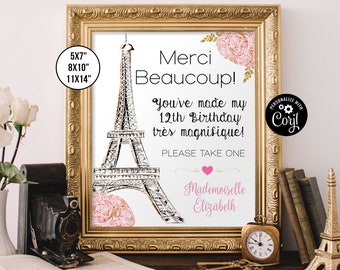 Könnte beinhalten: Ein druckbares Schild mit einem rosafarbenen und goldenen Eiffelturm-Design. Das Schild lautet "Merci Beaucoup! You've made my 12th Birthday tres magnifique!" und "Mademoiselle Elizabeth". Es steht auch "Bitte nehmen Sie eins" und enthält eine Größenübersicht für 5x7, 8x10 und 11x14 Zoll.