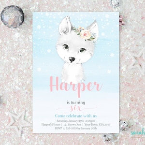 Może przedstawiać: Zaproszenie w kolorze niebieskim i różowym z ilustracją białego wilka. Zaproszenie zawiera tekst: "Harper kończy sześć lat. Dołącz do nas na przyjęciu. Sobota, 29 stycznia 15:00 Harper's House 121 Snowy Ave Your Town, US 12345 RSVP pod numer 555-5555 do 20 stycznia"