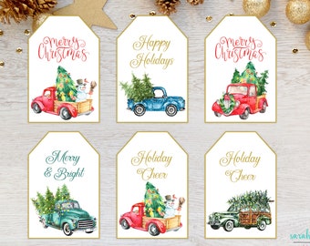 Puede incluir: Seis etiquetas de regalo de Navidad imprimibles con camionetas vintage rojas, azules y verdes que transportan árboles de Navidad. Las etiquetas tienen un borde dorado y presentan el texto "Feliz Navidad", "Felices Fiestas", "Feliz y brillante", "Alegría navideña" y "Alegría navideña".