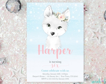 Peut inclure: Une invitation bleue et rose avec une illustration de loup blanc. L'invitation indique "Harper a six ans. Venez fêter avec nous. Samedi 29 janvier 15h00 Harper's House 121 Snowy Ave Your Town, US 12345 RSVP au 555-5555 avant le 20 janvier"