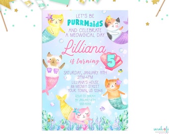 Può includere: Un invito di compleanno blu e viola con un'illustrazione di un gatto sirena. L'invito dice "Let's be Purrmaids and celebrate a Meowgical Day Lilliana is turning 5". L'invito include la data, l'ora e il luogo della festa.