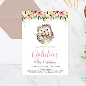 Puede incluir: Una invitaci&oacute;n de cumplea&ntilde;os con un erizo de acuarela con una corona de flores. La invitaci&oacute;n tiene un borde floral con flores rosas y amarillas. El texto dice "10&ordm; cumplea&ntilde;os de Ophelia" en escritura rosa, con detalles del evento a continuaci&oacute;n.