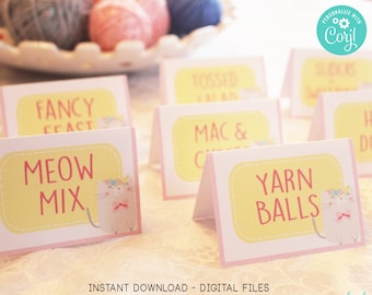 Könnte beinhalten: Druckbare Lebensmitteletiketten für eine Katzenparty. Die Etiketten sind gelb mit rosa Nähten und zeigen eine Comic-Katze mit einer rosa Schleife. Die Etiketten lauten "Fancy Feast", "Meow Mix", "Garnbälle", "Gerösteter Katzenminze", "Mac & Cheese", "Schläfer" und "Hot Dogs".
