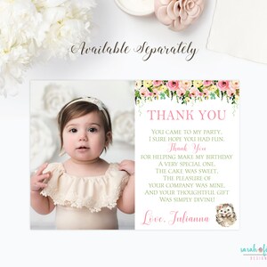 Puede incluir: Una foto de beb&eacute; junto a una tarjeta de agradecimiento. La tarjeta tiene un borde floral y dice "Gracias" con un mensaje personalizado. La tarjeta tambi&eacute;n presenta una ilustraci&oacute;n de erizo en acuarela.