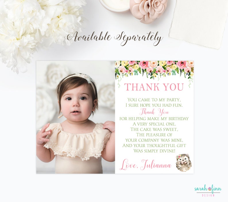 Puede incluir: Una foto de beb&eacute; junto a una tarjeta de agradecimiento. La tarjeta tiene un borde floral y dice "Gracias" con un mensaje personalizado. La tarjeta tambi&eacute;n presenta una ilustraci&oacute;n de erizo en acuarela.