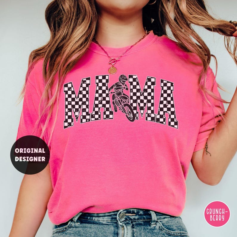 Peut inclure: T-shirt rose avec un motif &agrave; carreaux noir et blanc qui &eacute;pelle "MAMA" avec un graphisme de pilote de motocross au centre.