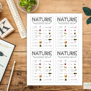 Op de afbeelding: Vier printbare natuur-speurtochtkaarten met een zwart-wit geruite rand. Elke kaart heeft een lijst met natuurvoorwerpen om te vinden, waaronder een vliegende vogel, een vlinder, een lieveheersbeestje, een bruin blad, een Y-vormige stok, een worm, mos, een eekhoorn, een bloem, een dennenappel en een spinnenweb. De kaarten zijn gedrukt op wit papier.