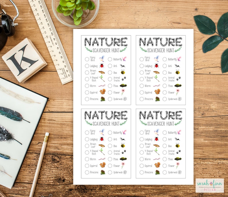 Op de afbeelding: Vier printbare natuur-speurtochtkaarten met een zwart-wit geruite rand. Elke kaart heeft een lijst met natuurvoorwerpen om te vinden, waaronder een vliegende vogel, een vlinder, een lieveheersbeestje, een bruin blad, een Y-vormige stok, een worm, mos, een eekhoorn, een bloem, een dennenappel en een spinnenweb. De kaarten zijn gedrukt op wit papier.