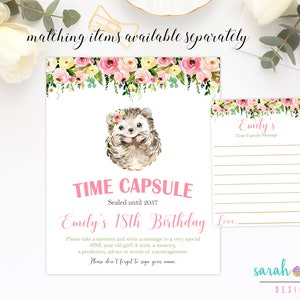 Puede incluir: Un juego de c&aacute;psula del tiempo con una ilustraci&oacute;n de erizo en acuarela y detalles florales. La tarjeta principal dice "Time Capsule" y "Emily's 18th Birthday". Se incluye una tarjeta m&aacute;s peque&ntilde;a para un mensaje de c&aacute;psula del tiempo. Tambi&eacute;n est&aacute; presente el texto "matching items available separately".